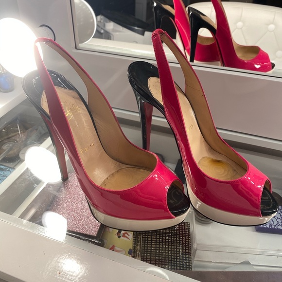 Louboutin heels fit size 8 or 38 runs small - Picture 6 of 9